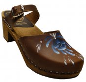 Dalanna - Brown oil leather on a brown high (7 cm) base with a blue kurtitsflower at the front